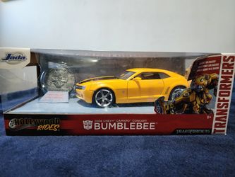 2006 Chevrolet Camaro Concept Yellow Bumblebee with Robot on Chassis and Collectible Metal Coin "Transformers" Movie 1/24 Diecast Model Car by Jada