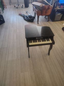 Schoenhut toy baby grand piano