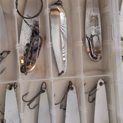 FISHING LURES & ACCESORIES