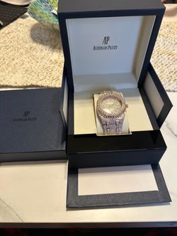 Brand new watch comes with bag certificate and book