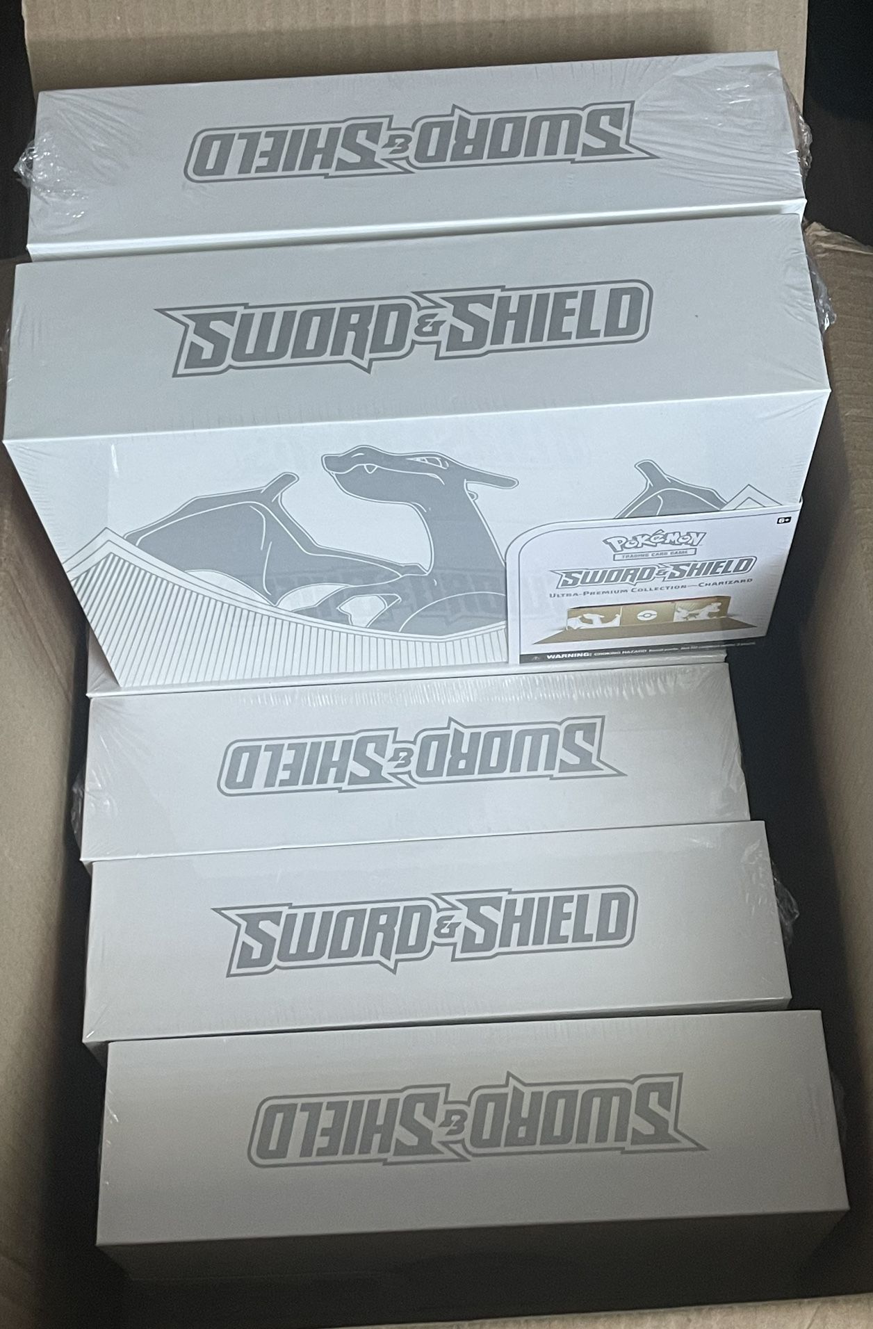 CHARIZARD UPC Pokémon TCG: Sword and Shield Ultra Premium Collection