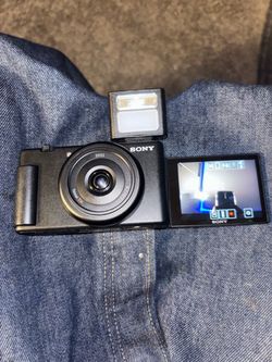 Sony ZV-1F Digital Camera with ZEISS Lens & Flash – Black
