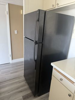 GE 18 Cu Ft Double Door Refrigerator – Cold, Clean & Works Great