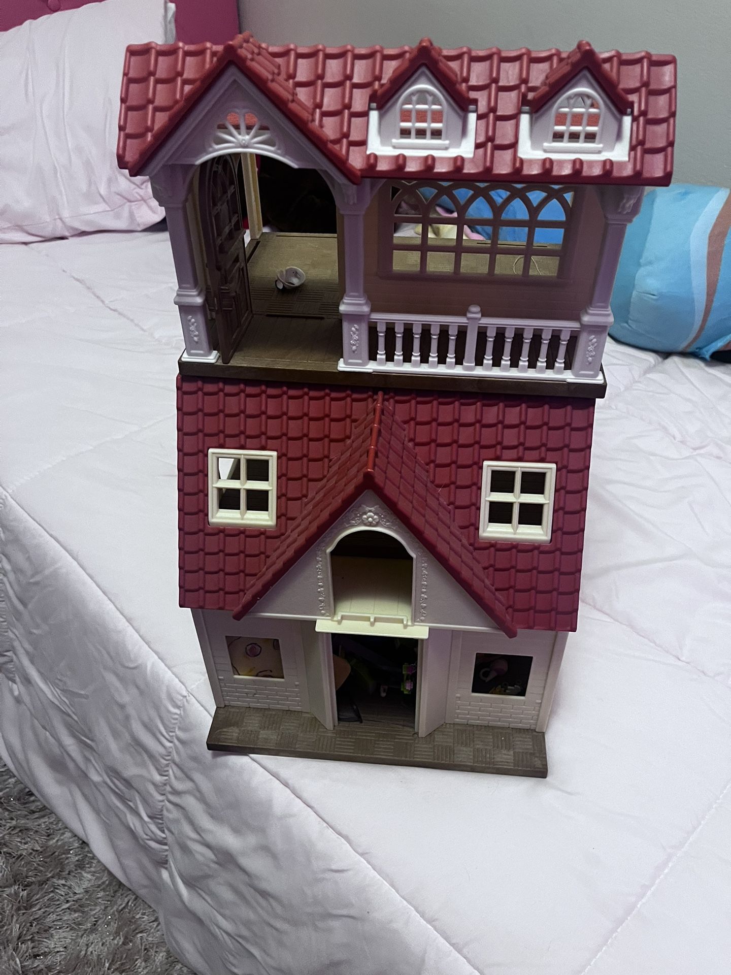 Lil Woodzeez Animal Characters 9 Different Characters, And Two story House that comes apart. brand new toys never played with. The characters limb
