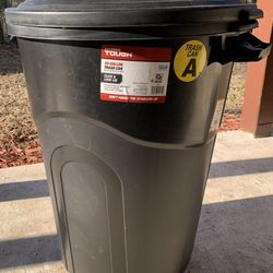 Hyper Tough 32-Gallon Trash Can with Click & Lock Lid-Black