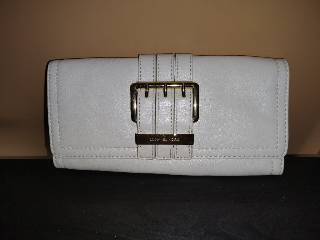 Women's Pulse White. 10.00