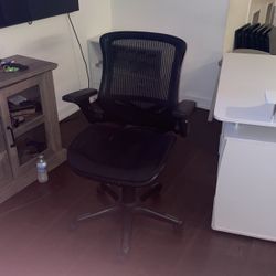 All Black Beautiful Looking Chair