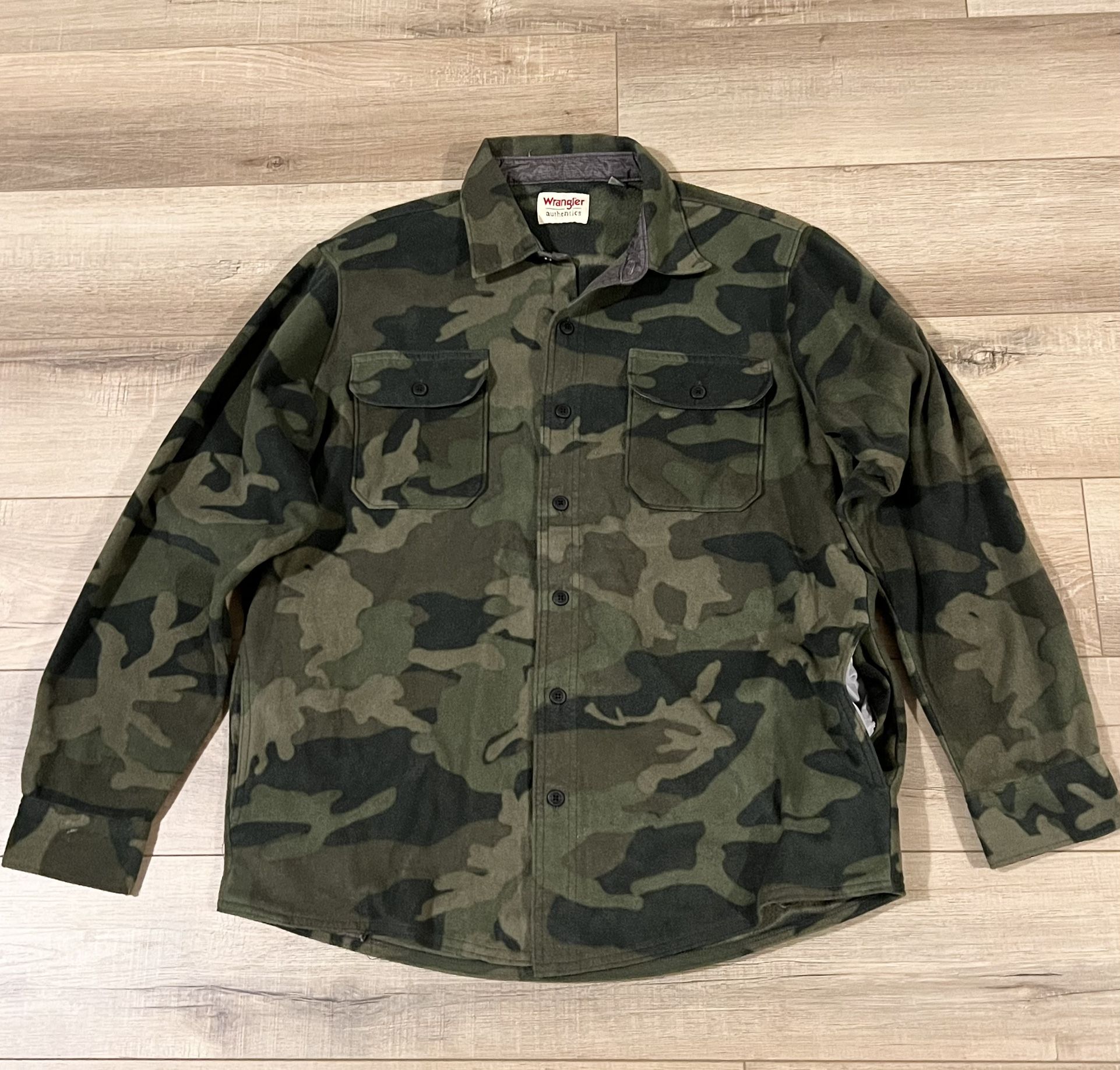 Wrangler Jacket Shirt Men’s Large Green Woodland Camo Fleece Military Hunting Shacket