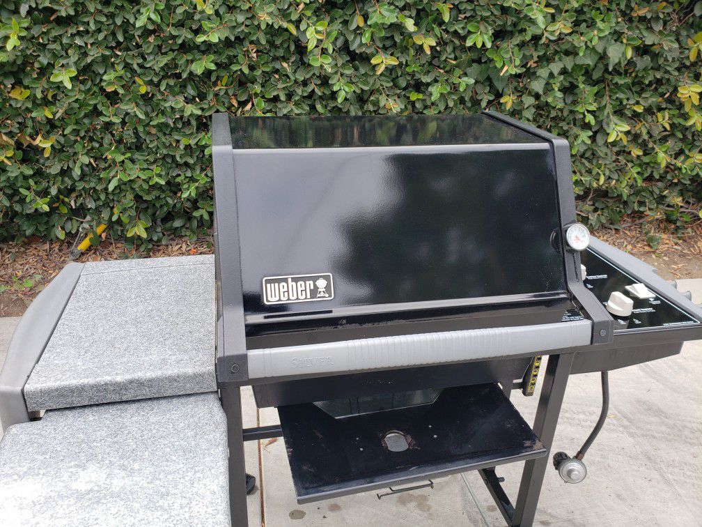 Weber like new! New flavor bars and new cover!