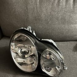 New 2006 c230 Mercedes Benz passanger side headlight
