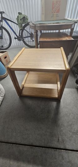 Solid Wood End Table – Sturdy & Stylish, Great Condition!