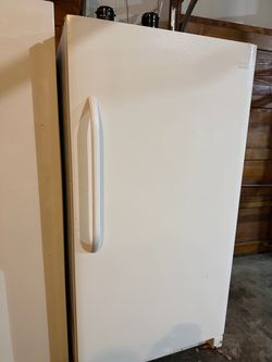 Large Frigidaire Freezerless Refrigerator – Works Great