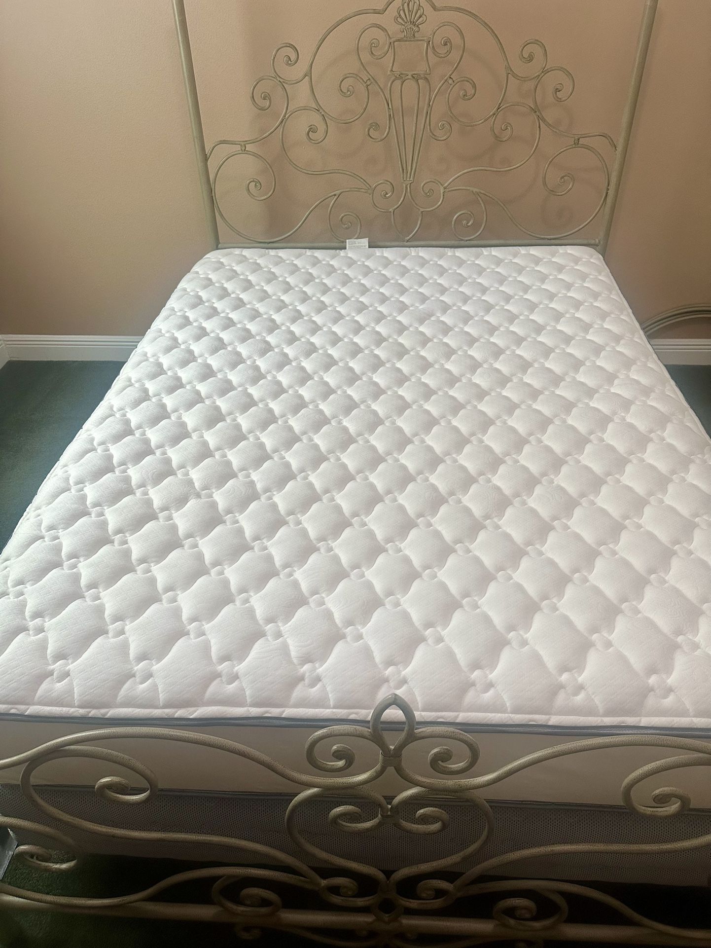 “SIMMONS BEAUTYREST” Mattress and Foundation Queen Size