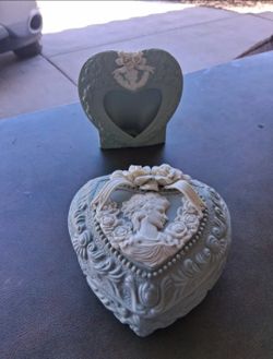 Victorian-Style Heart-Shaped Trinket Box & Heart-Shaped Picture Frame Vanity Set