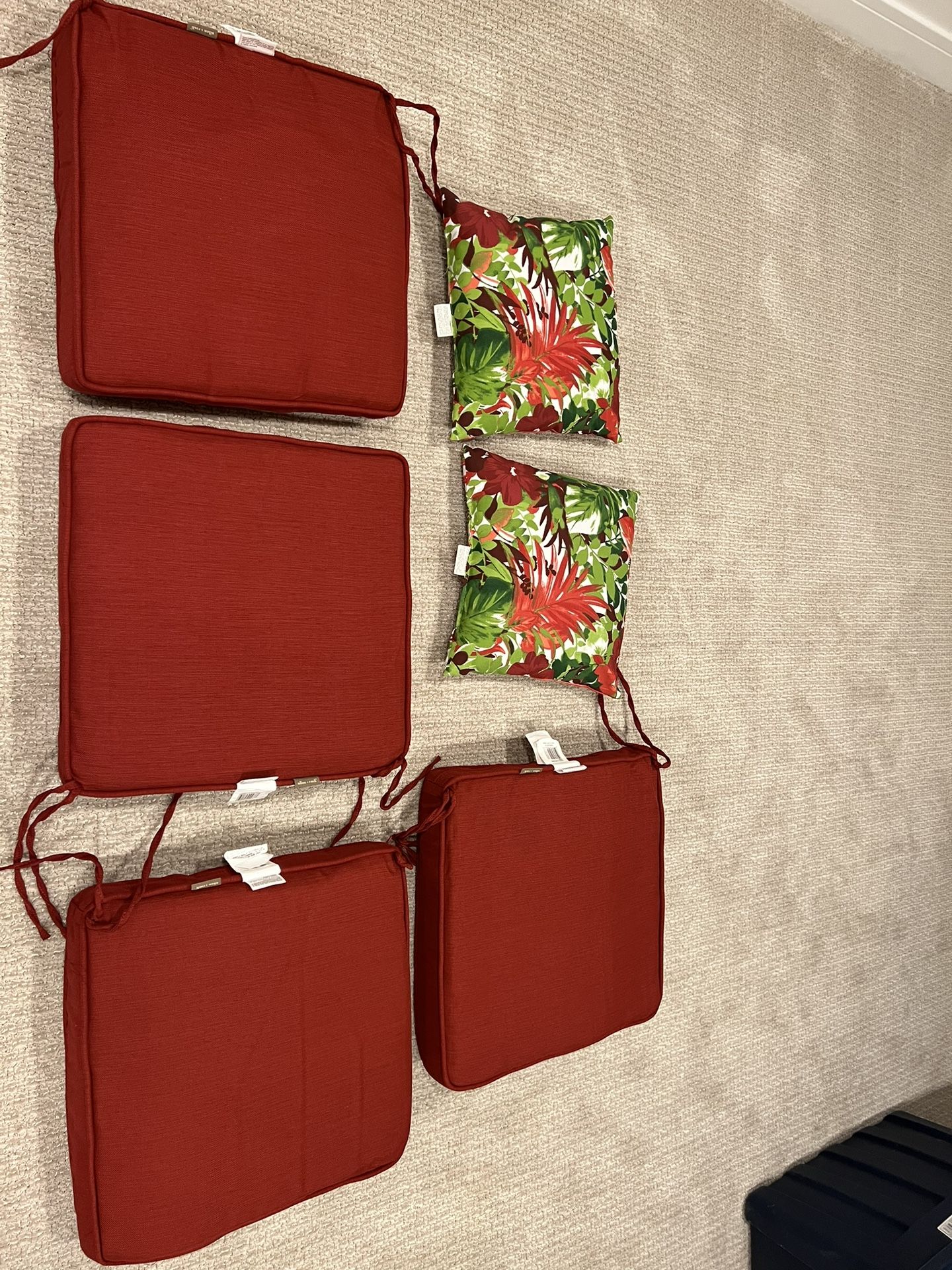 4 NEW OUTDOOR CUSHIONS AND 2 PILLOWS