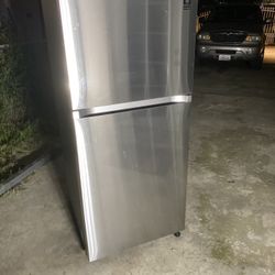 Samsung Refrigerator With Ice maker 