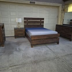 Queen Size Bedroom Set, In Very Good Condition 