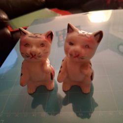 VINTAGE ANTIQUE SET OF CERAMIC LITTLE TABBY CAT SALT &. PEPPER SHAKERS 