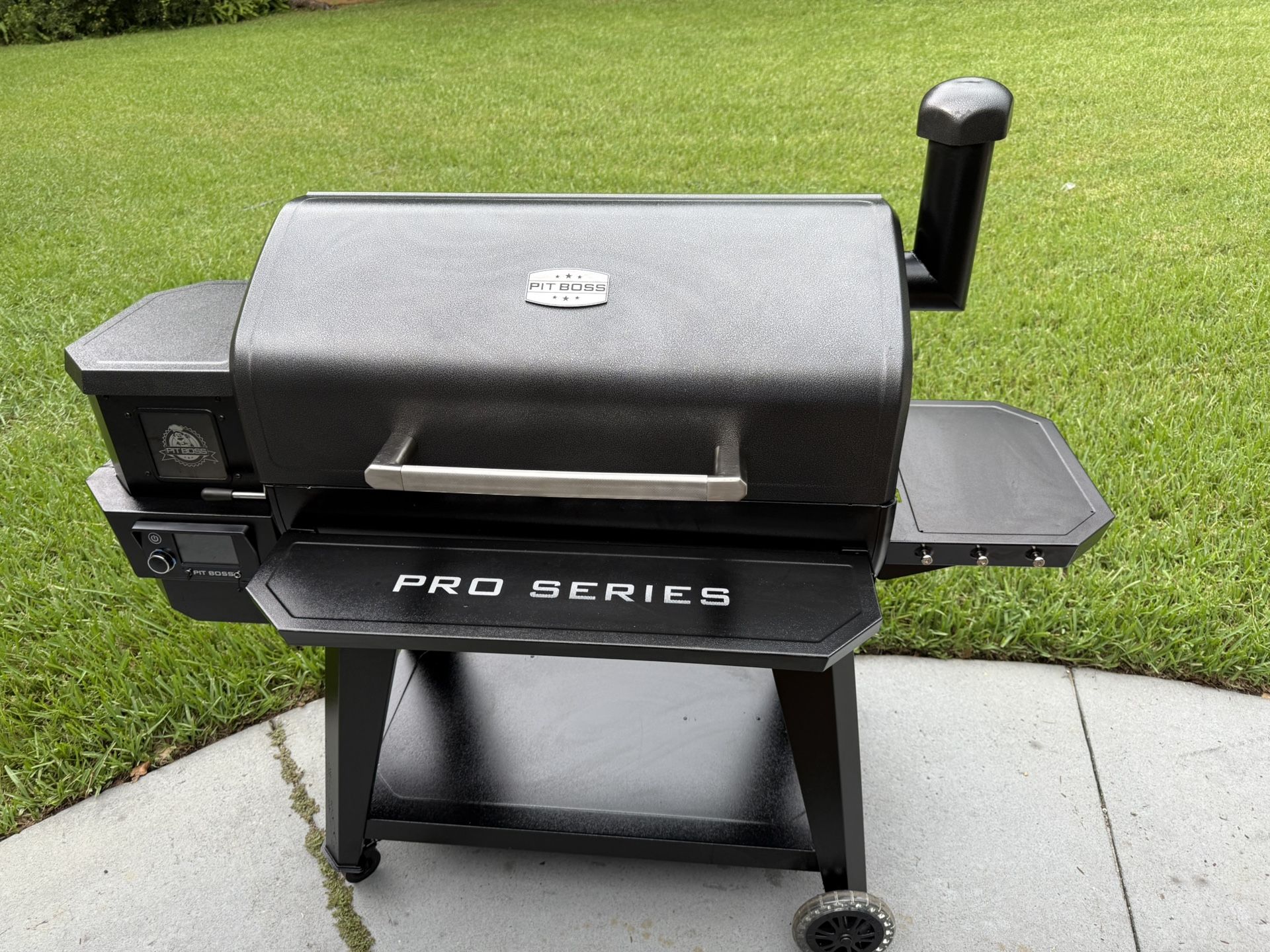 Pit Boss 1600 Pro Series 1598-Sq. in Black Pellet Grill with Smart Compatibility Item