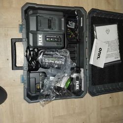 BRAND NEW POWER DRILL SET WIT BITS,CHARGER AND CASE 