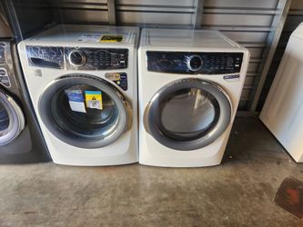 ELECTROLUX FRONT LOAD WASHER AND GAS DRYER SET