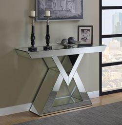 Beautiful Console Table in Offert (930009)