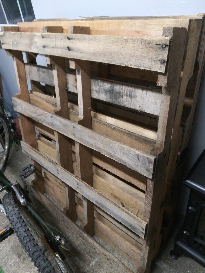 3 Pallets Perfect For Craft Projects