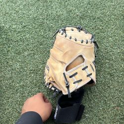 A 2000 catches glove