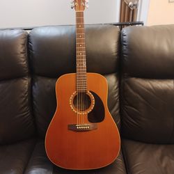 Art & Luthurie Hand crafted in Canada Acoustic Guitar
