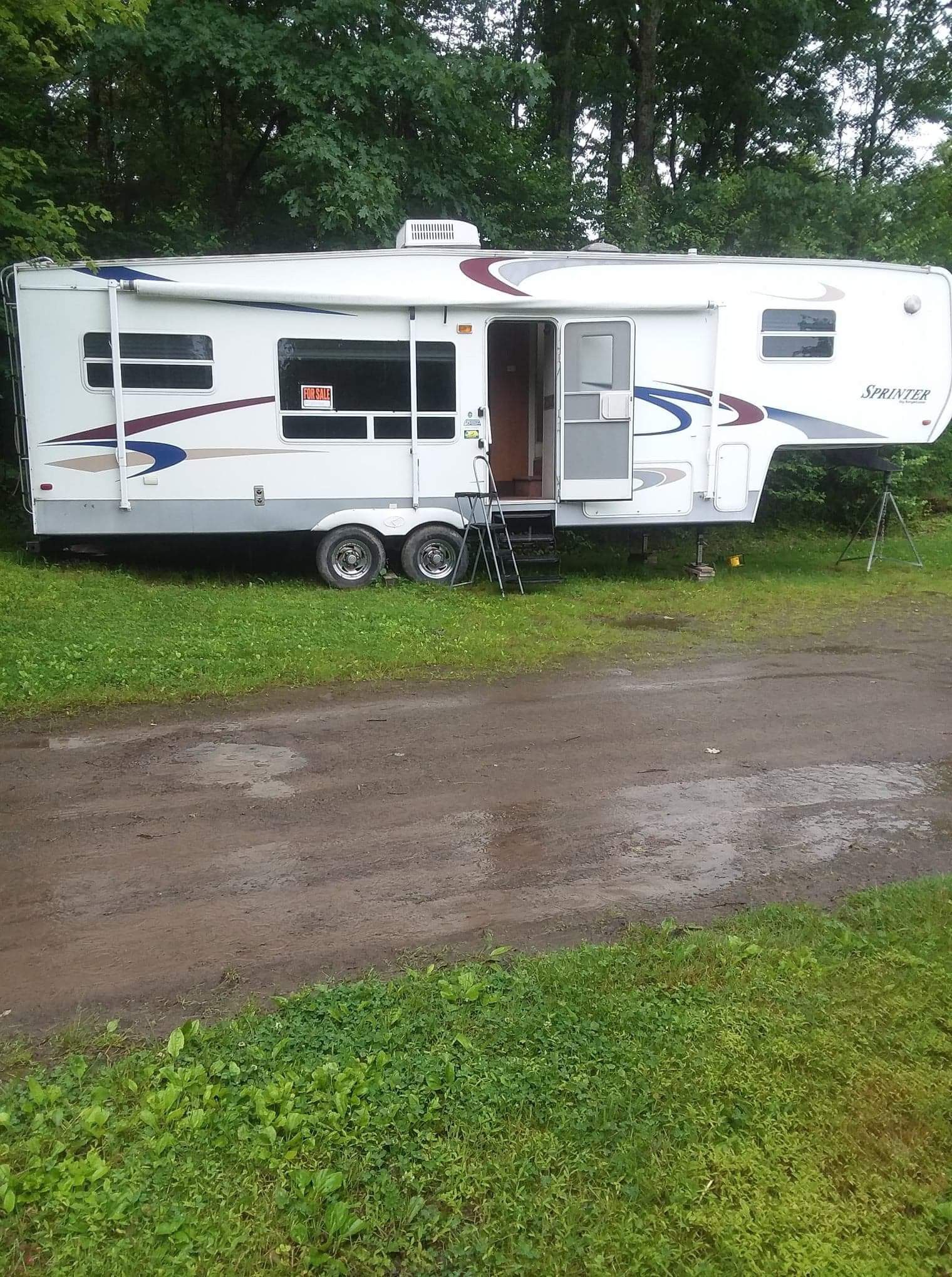 2004 Keystone Sprinter fifth wheel camper