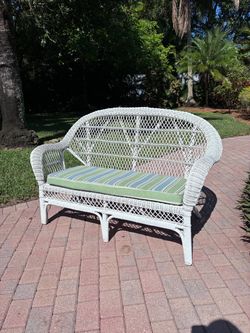 Excellent vintage white wicker loveseat settee