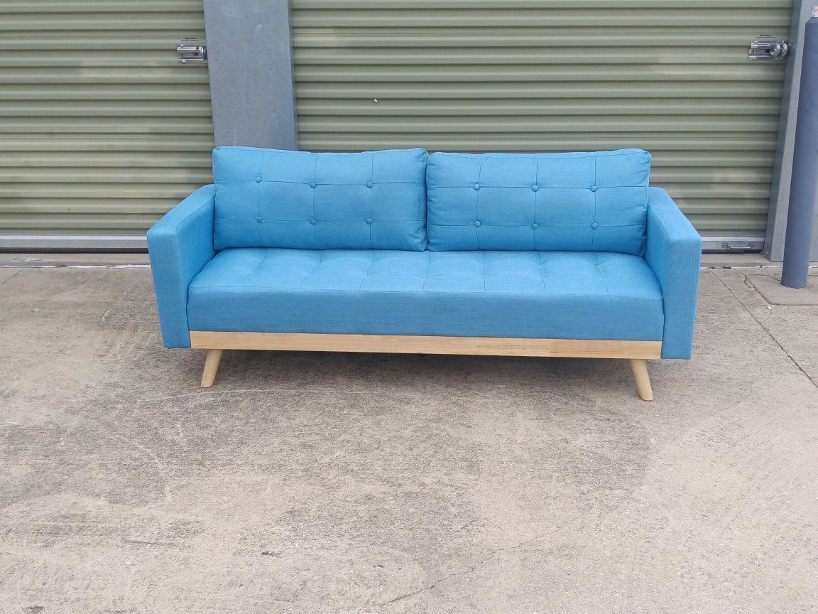Couch in great condition , comfortable and looks great 