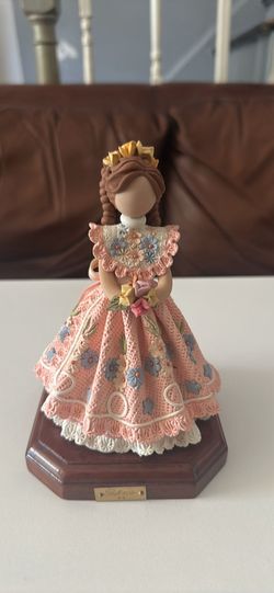 Gifina Faceless Girl Figurine