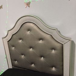 Twin bed and dresser with mirror