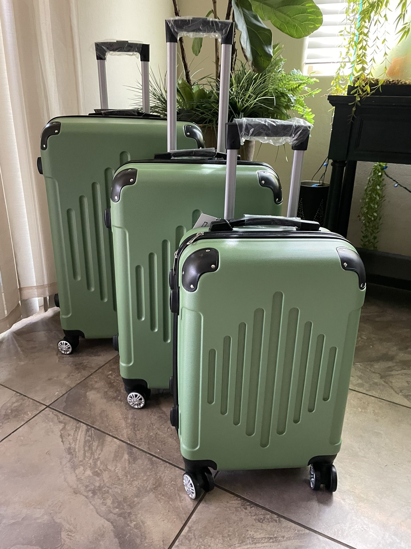 💼✨ 3-Piece Luggage Set – Brand New w/ TSA Lock & Spinner Wheels ✈️🧳 Full Set: $95 OR Buy Separately: • 28” Large – $50 • 24” Medium – $35 • 2