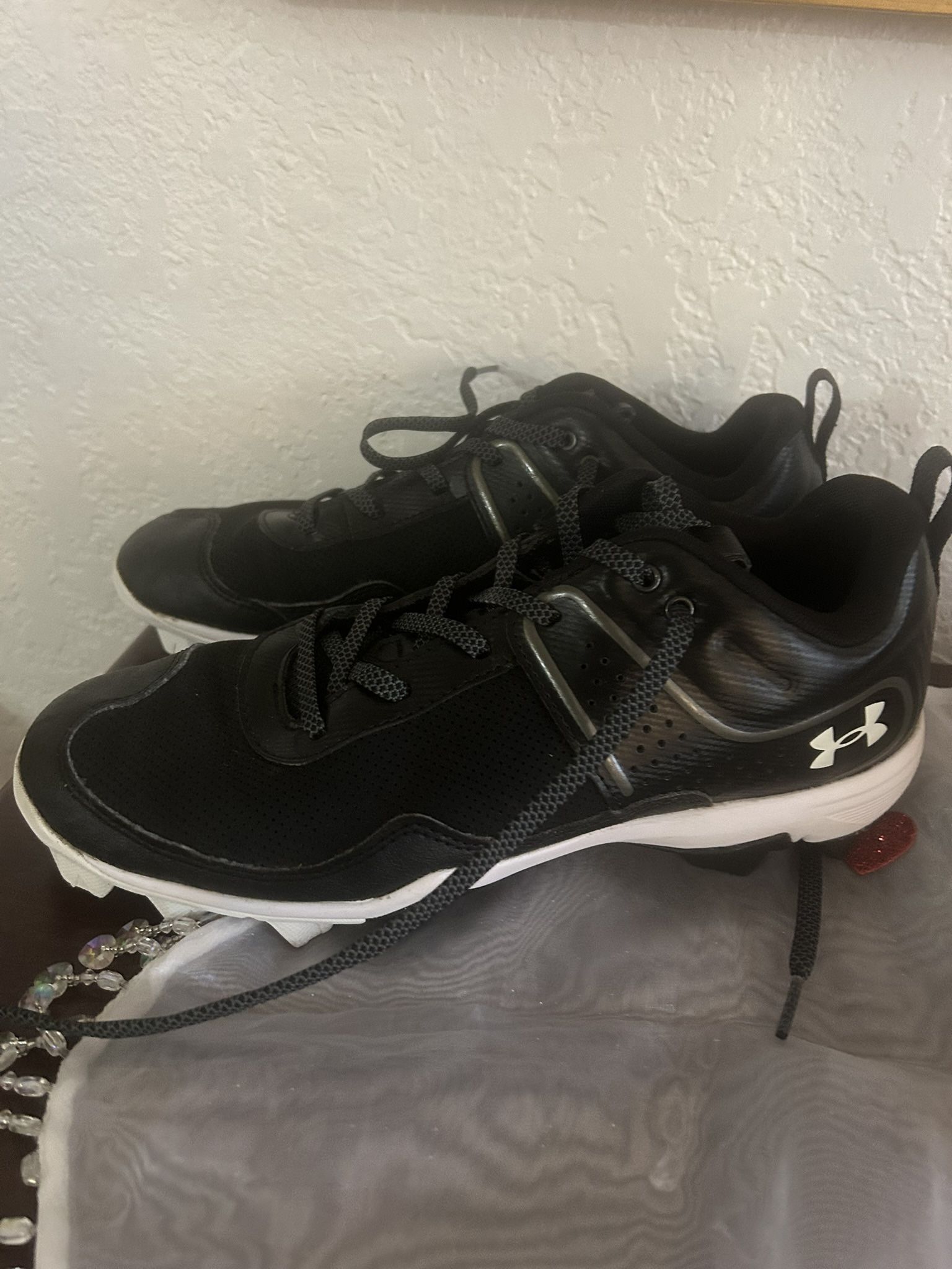 💥 Under Armour Women’s Softball Cleats – Size 9 – Like New 💥