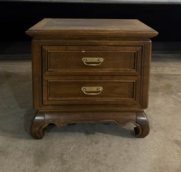 BROYHILL NIGHT STAND WITH TWO DRAWERS