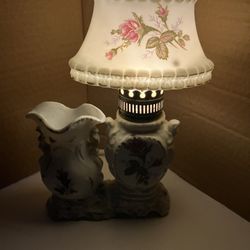 VINTAGE MINI PORCELAIN LAMP w vase