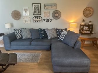 Sectional w/ 8 decorative pillows