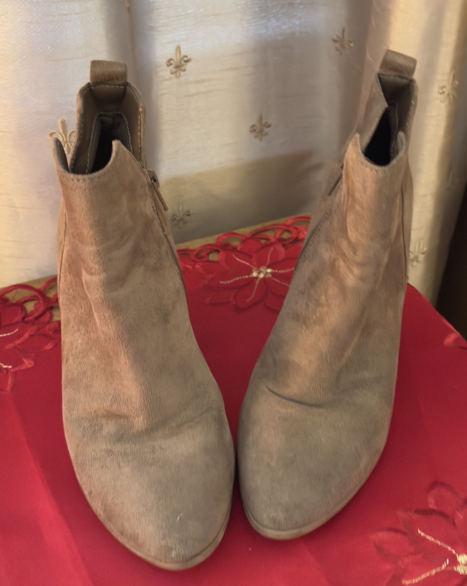 Very Nice Beige Ankle Boots. Size:5-1/2