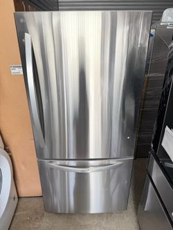 Refrigerator 33” Wide  LG Battom Freezer in Stainless Steel