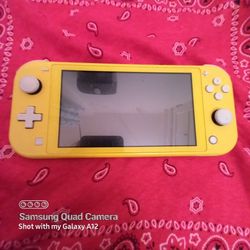 Yellow Nintendo Switch Lite with Zelda: Breath of The Wild 
