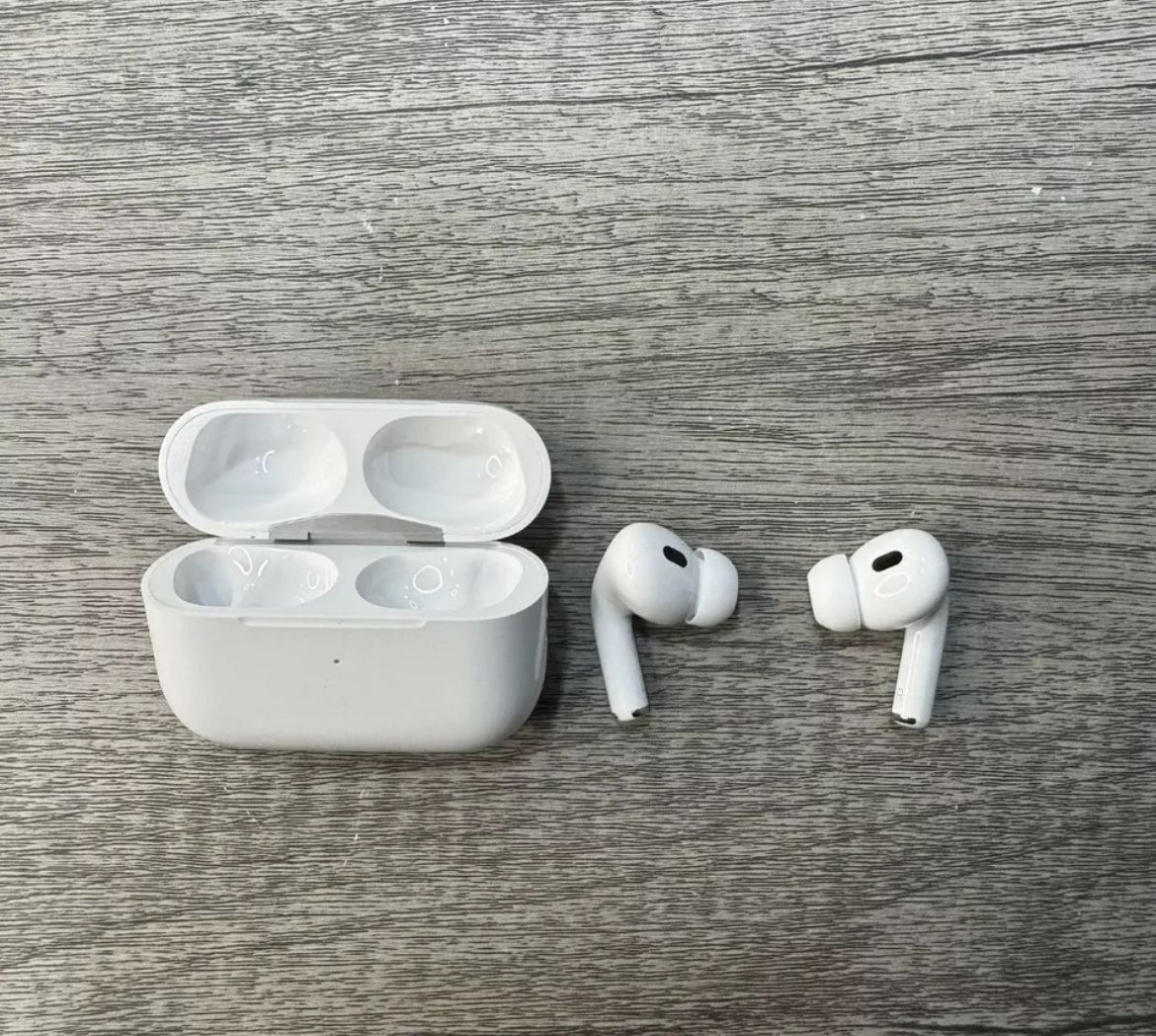 Apple AirPods Pro 2nd Generation with MagSafe Wireless Charging Case (USB‑C)...