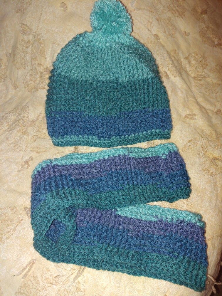 Chrocheted Hat And Cowl