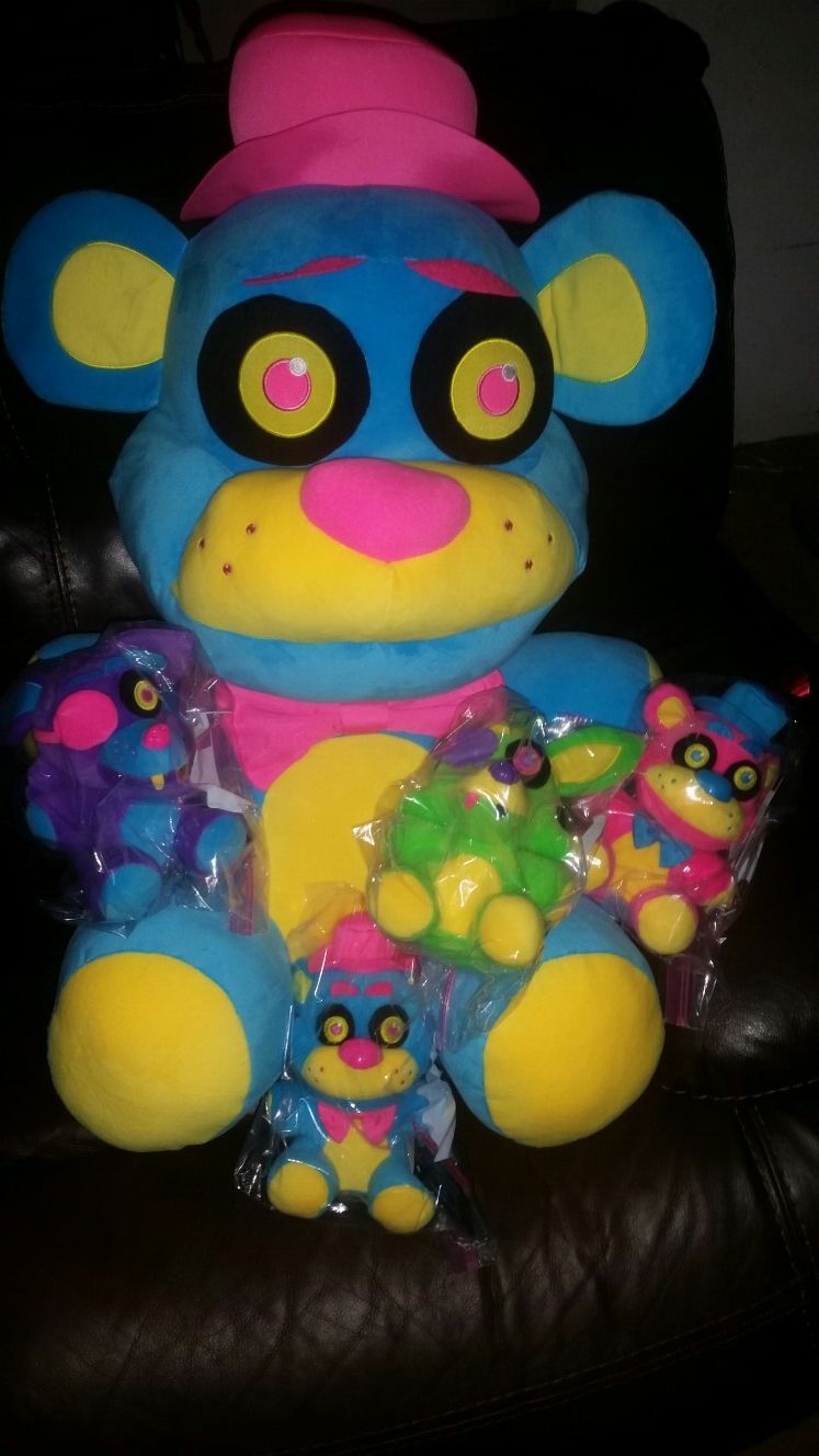 160$HUGE PLUSHIE PLUS THE WHOLE SET OF REGULAR SIZE FNAF (also have cupcake included not pictured with set)