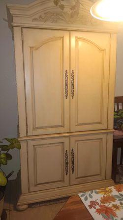 Armour/china Cabinet