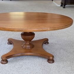 Vintage Maple Oval shape coffee table. Measures L 39.5 x W 29.5 x H 17. 
In excellent condition, no scratches