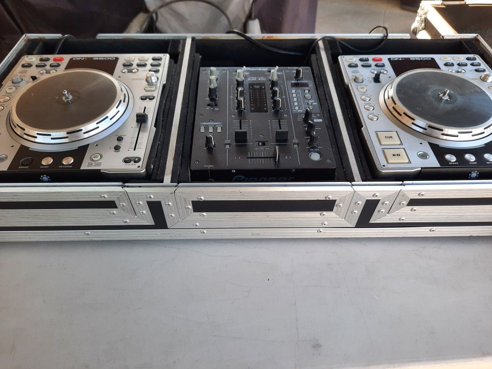 2 Denon S3500, 1 Pioneer Djm 400, 1 Serato Sl1 Box, 1 Odyssey Case With Wheels