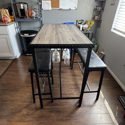 DINING TABLE / KITCHEN TABLE 