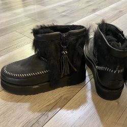 New UGGS WOMENS Kids  BOOTS Size 5